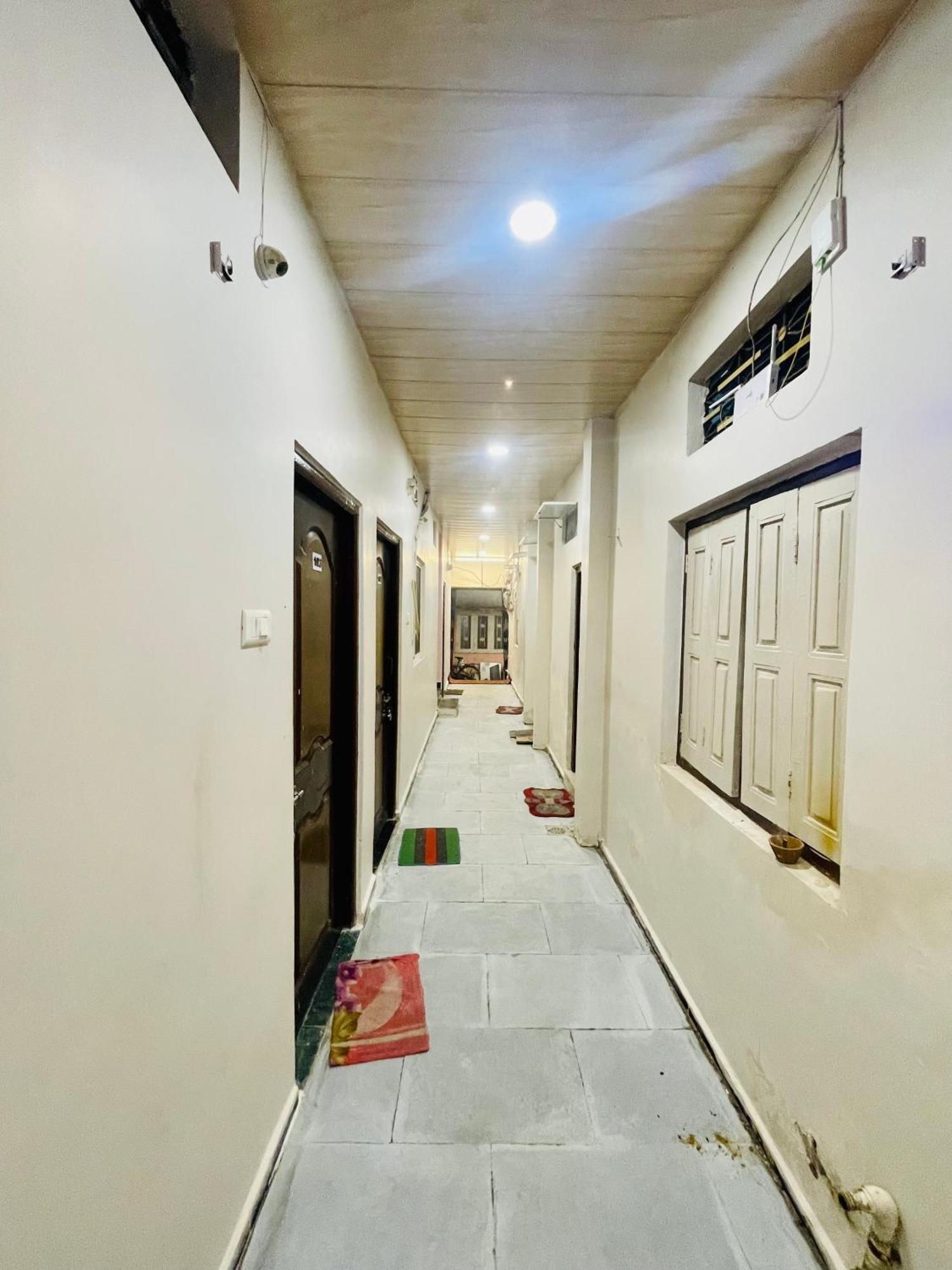 Satguru Guest House اوجاين المظهر الخارجي الصورة