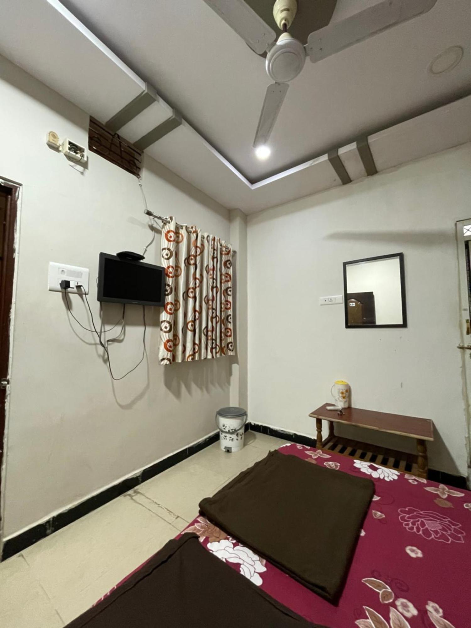 Satguru Guest House اوجاين المظهر الخارجي الصورة