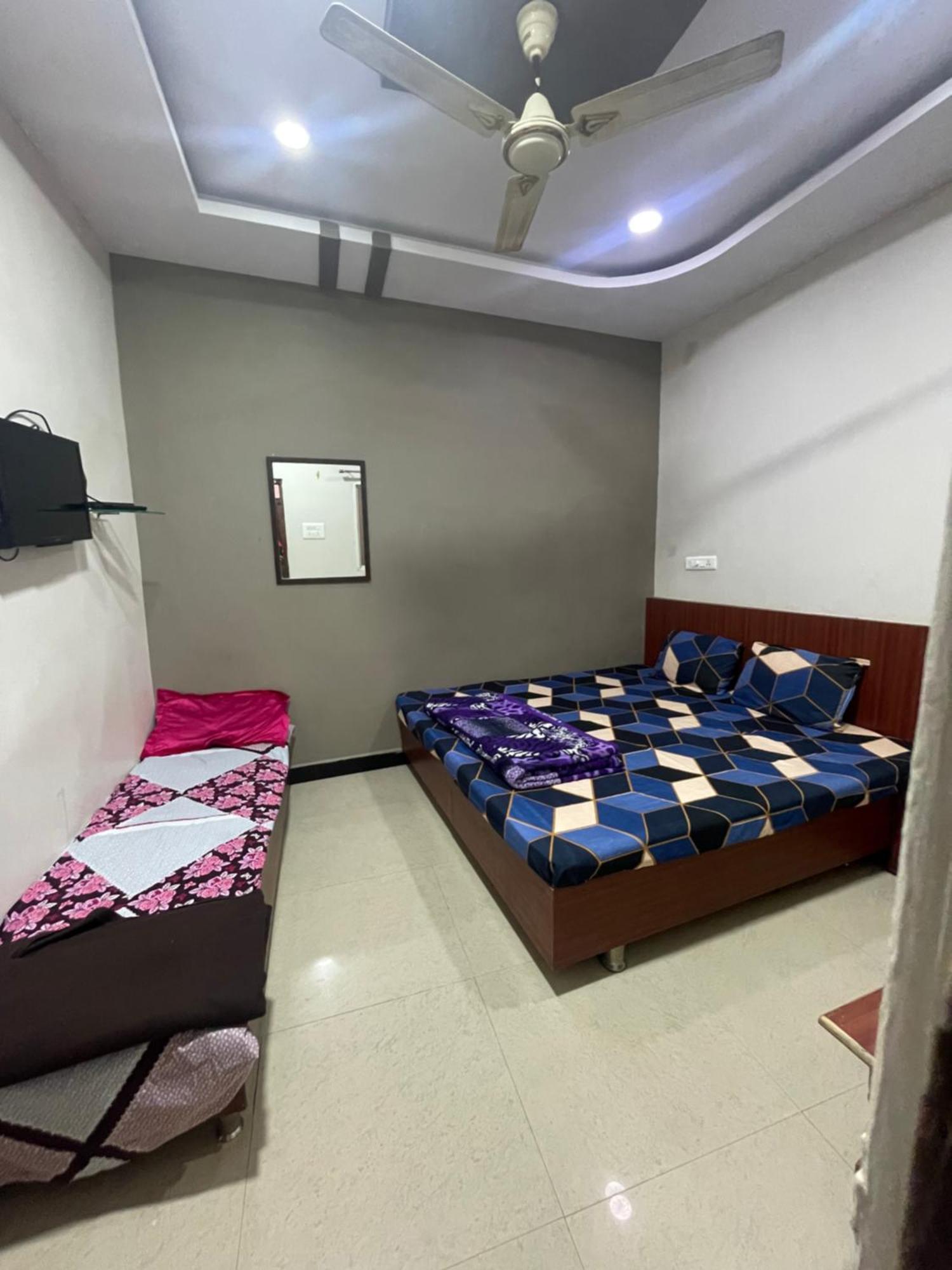 Satguru Guest House اوجاين المظهر الخارجي الصورة