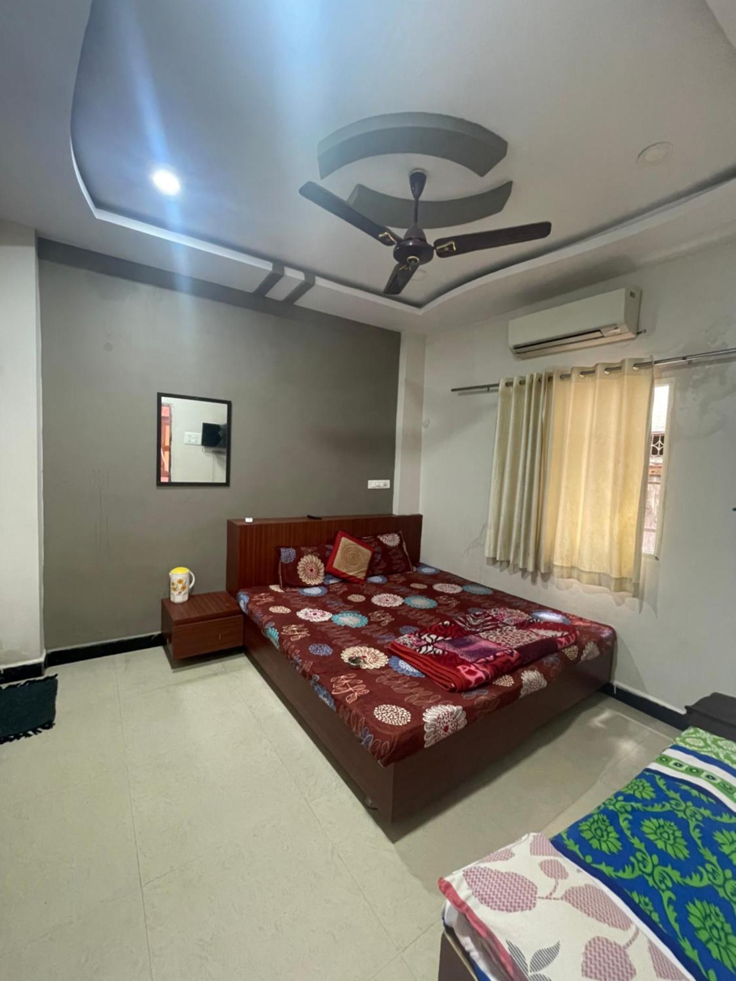 Satguru Guest House اوجاين المظهر الخارجي الصورة